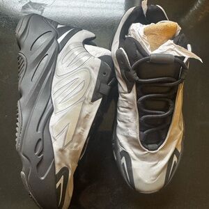 Yeezys 700 Metall Gray/ silver 700